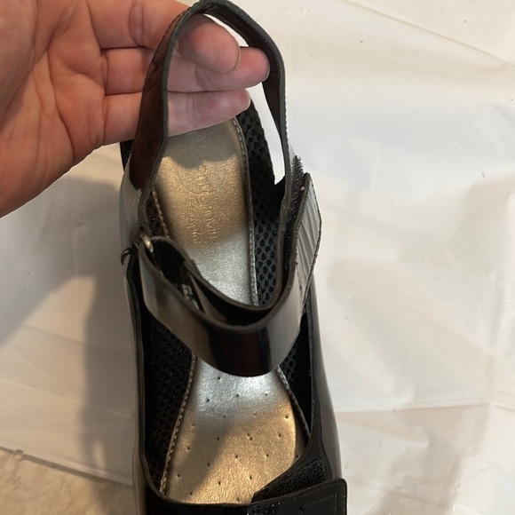 Easy spirit black raised heal with elastic closures  Size 7.5- like new - Picture 4 of 11
